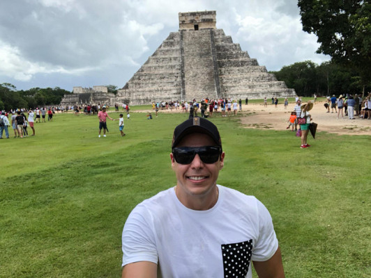 Empresário Toni Pelegrini em visita à Chichén Itzá no México – cidade arqueológica, capital da civilização maia.
