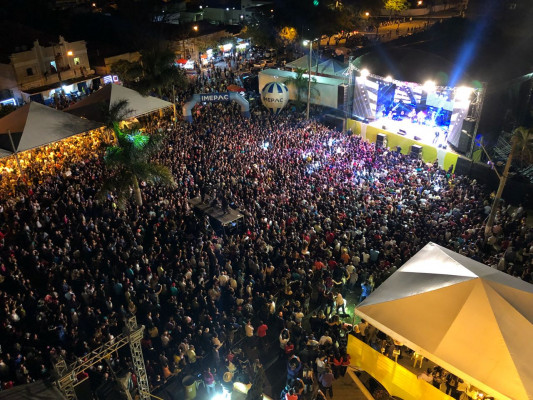 O grande show aconteceu em frente ao Palácio dos Ferroviários e teve um público de mais de 20 mil pessoas
