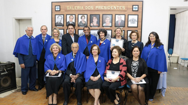 01-Acadêmicos defronte à galeria de presidentes
