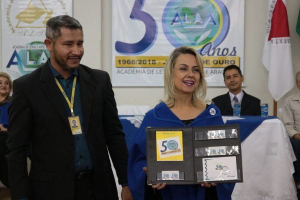 Vice-presidente, Janice Lelis Gondim Borges, recebendo homenagem dos Correios