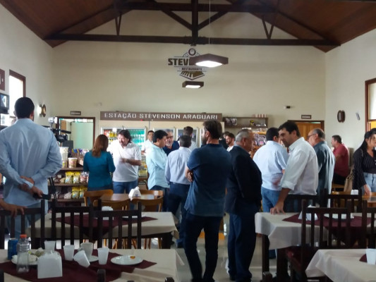 Ciclistas aproveitam reabertura do local como ponto de descanso