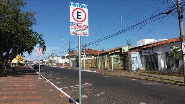 Estacionamento funciona de segunda a sexta-feira, das 8 às 18h e aos sábados das 8 às 13h