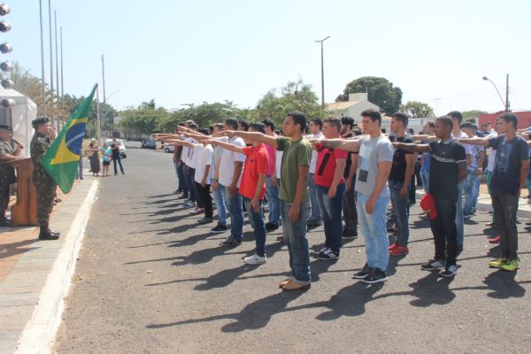 Batalhão Ferroviário e prefeitura de Araguari realizaram formatura dos jovens dispensados do serviço militar