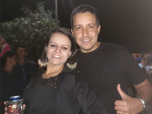 Alison da cunha Leite aniversariante do dia 10 com sua esposa Gabrielle 