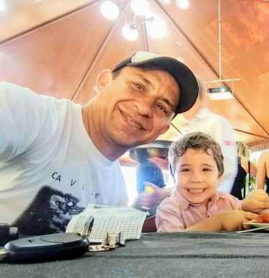 Aniversariante Heitor Ribeiro e seu pai Renato