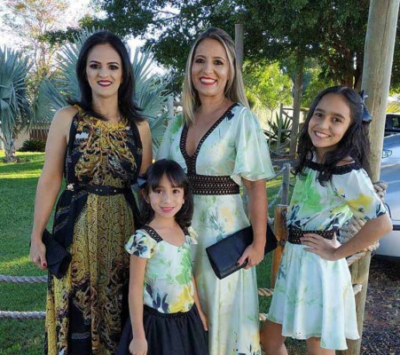 Camila e Andréia ladeadas por Clara e Maria Elisa filhas de Andréia.