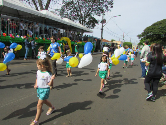 Alunos de escolas públicas participam do desfile