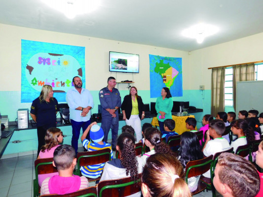 Palestra sobre lixo e sustentabilidade foi ministrada no CEM Ondina Moutinho Vieira 