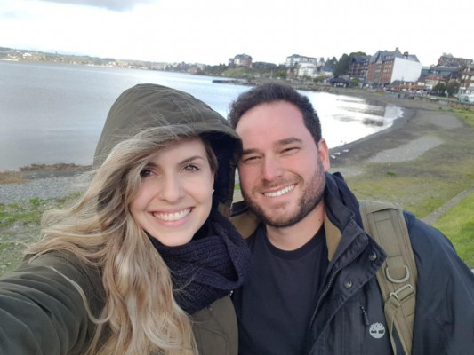 Dr Clayton Póvoa Cassiano aniversariante do dia 26 com sua esposa Aline Amaral Sícare 