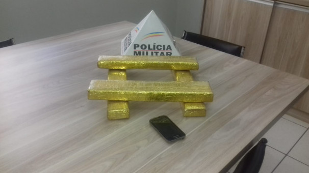 Quatro barras contendo maconha e um celular foram apreendidos ontem