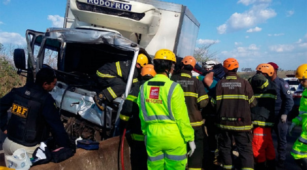 Motociclista e carro de passeio se envolveram em acidente. Também houve uma colisão traseira entre caminhões