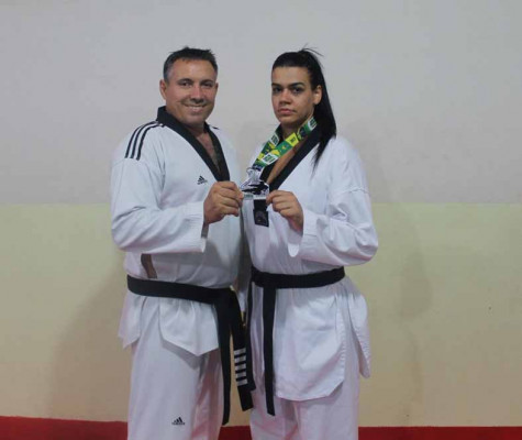 Mestre Joel Rodrigues ao lado da líder Juliana Miguel