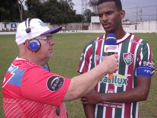 Zagueiro Kaio, um dos destaques do Tricolor araguarino, em entrevista ao repórter Mizael Torontolo, da Rádio Vitoriosa ** Gazeta do Triângulo 
