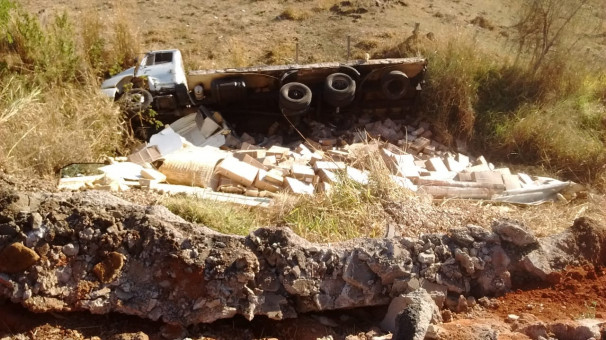 Carreta saiu da pista e tombou em ocorrência registrada ontem na rodovia ** Divulgação 