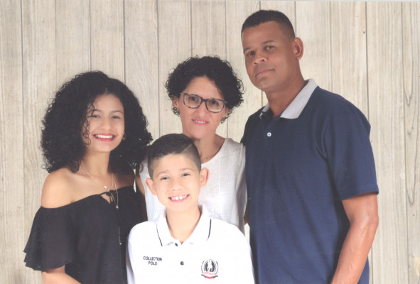 Fábio Espindola de Carvalho que aniversariou  dia 08 ao lado da esposa Luciana e Filhos Luara e Isaque 