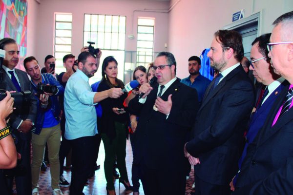 Autoridades realizam o descerramento da placa inaugural durante solenidade