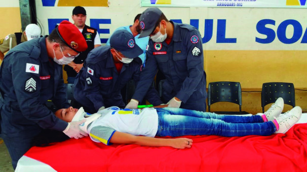 Resgate em acidente de trânsito foi simulado com o intuito de chamar a atenção dos jovens