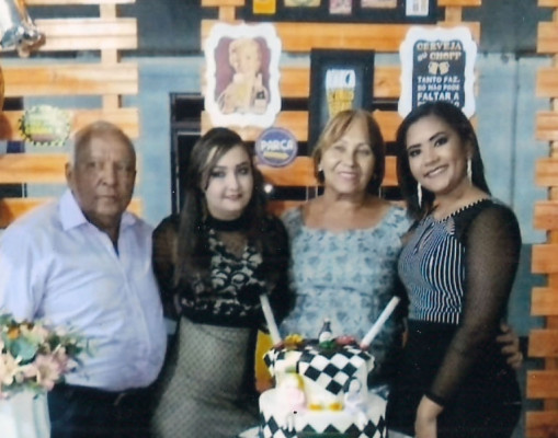Valdemarina Henrique de Sousa com seu esposo Nivaldo e as netas Leticia e Rayane