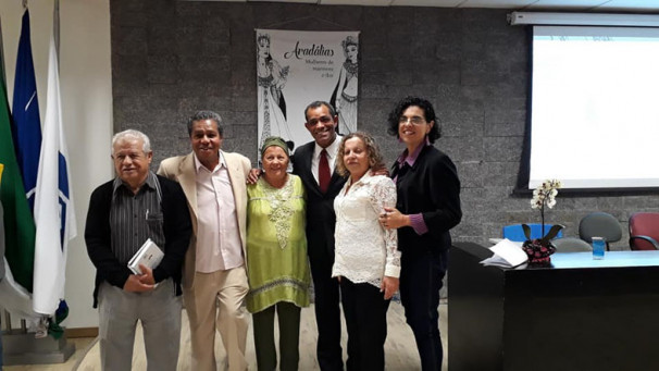 Da esquerda para a direita, Sr. Antônio Pereira – escritor, historiador e secretário da Academia de Letras do Triângulo Mineiro, com sede em Uberaba; Jorge Chamberlein; a homenageada Norma Denise; Edmar César Alves - presidente da Academia de Letras e Artes de Araguari e cerimonialista do evento; essa colunista e acadêmica representando a ALAA e Penélope Machado, representando sua mãe Irlei Machado  - prefaciadora do livro Aradálias – Mulheres de Mármore e Flor