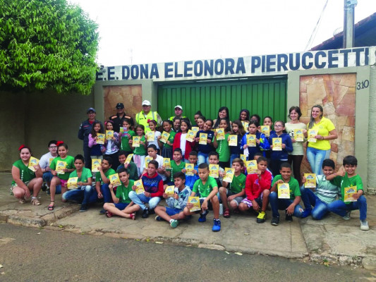 Crianças aprendem e repassam conhecimento sobre boas maneiras no trânsito