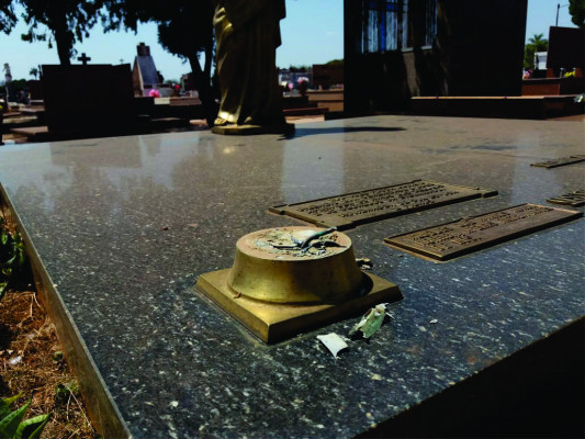 Criminosos chegam a furtar fotografias e quebrar imagens de santos nos jazigos