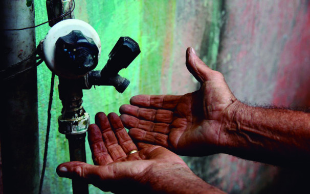 Superintendente da SAE afirma que situação está normalizada, mas morador discorda