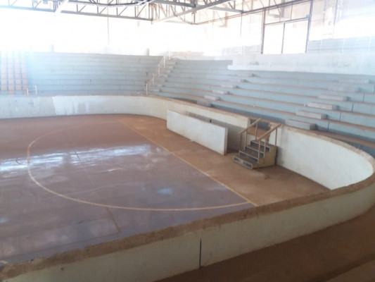 Chuva provoca goteiras que danificam quadra do ginásio