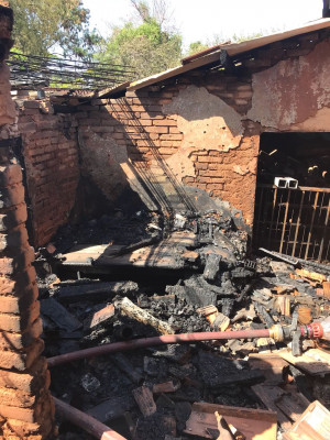 Incêndio ontem atingiu aproximadamente 5 metros quadrados em residência