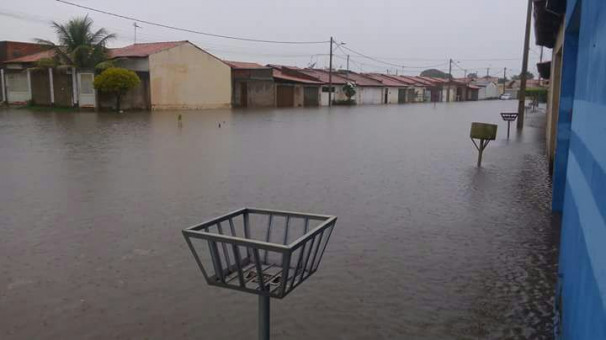 Moradores sofrem com alagamentos em período chuvoso há oito anos