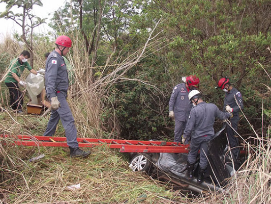 Veículo se desgovernou, saiu da pista e caiu numa vala de difícil acesso