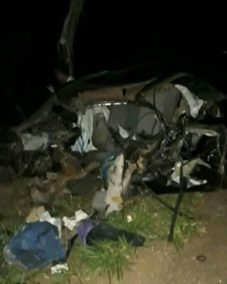 Carro de passeio ficou completamente destruído ** Divulgação