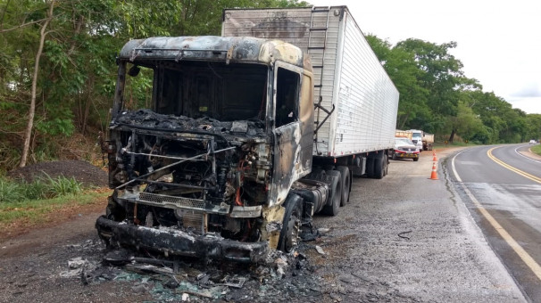 Caminhão ficou destruído pelo fogo