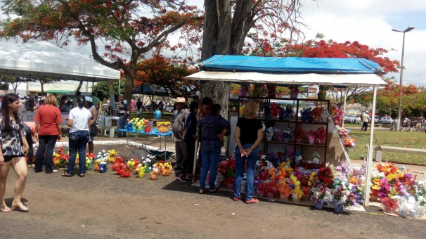 O sorteio dos vendedores ambulantes que ficam em frente aos cemitérios acontece nesta semana **Arquivo