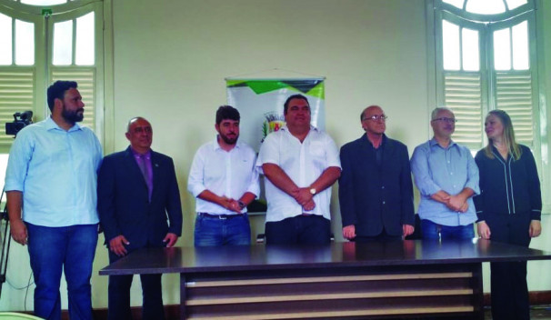 Participaram da coletiva de imprensa representantes do Executivo e Legislativo, além dos eleitos a deputado federal, Zé Vitor (PMN), e estadual, Raul Belém (PSC)