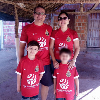 Pastor Alessandro Monare, esposa e os dois filhos