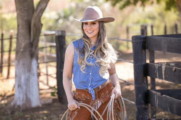 Eduarda Arruda Guimarães aniversariante do dia 15 muitas felicidades hoje e sempre de sua família 