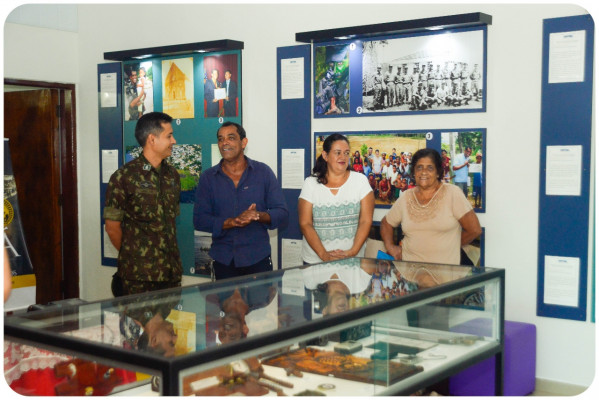 Edmar César ao lado do comandante do Batalhão Ferroviário, da esposa e da mãe