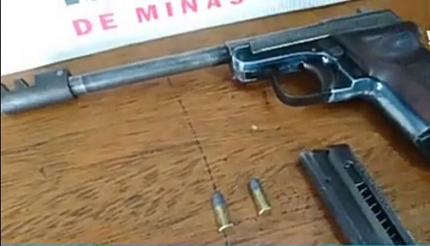 Arma apreendida com o adolescente ** Divulgação 