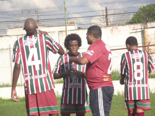 Contra o Vila Nova, atacante Felipe Marcelinho jogou com três cartões amarelos ** Gazeta do Triângulo 