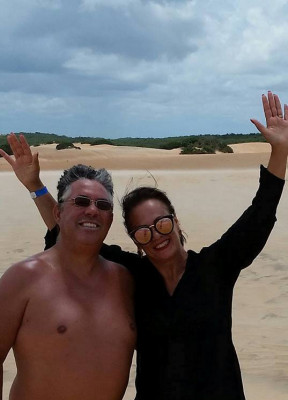  É com os pés na areia e as mãos para o céu, que a queridíssima empresária Cláudia Monteiro agradece a existência e a benção de mais um aniversário que acontece no próximo sábado, 13. Ao lado do maridão Carlos Monteiro, Cláudia recebe festejos pela feliz data.