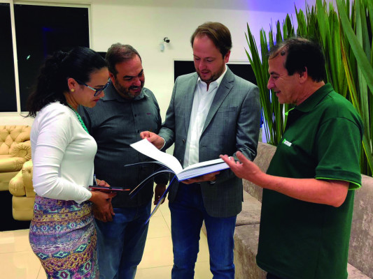 Autoridades reúnem-se em lançamento do livro