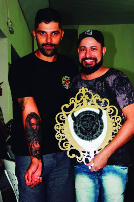 Três pessoas participaram da convenção como tela de Renan, pessoas que se dispõem a ser tatuadas durante o evento