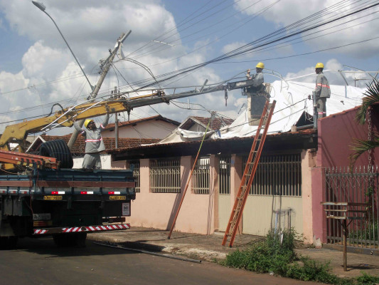 Trabalhadores encontraram dificuldade para a retirada das tendas nesta terça-feira ** Gazeta do Triângulo 