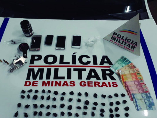 Diversas porções de cocaína, produtos utilizados na preparação da droga, arma de fogo e celulares foram apreendidos no centro da cidade