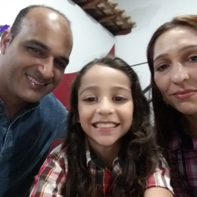 Vilmar Rocha dos Santos (Mauro da Panificadora Aranãs), aniversariante de hoje, ao lado da esposa Jaqueline Marques da Costa e a filha, Victoria Marques Rocha. 