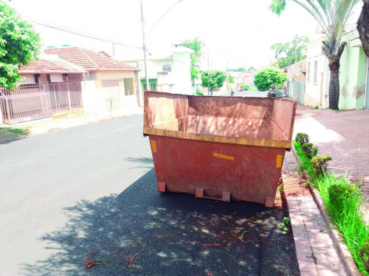 Caçamba é flagrada pela reportagem em calçada próximo ao 2º Batalhão Ferroviário