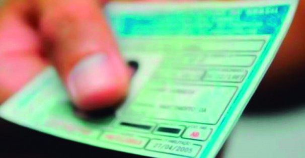 Multa por dirigir com habilitação vencida é de R$ 293,47 e 7 pontos na CNH