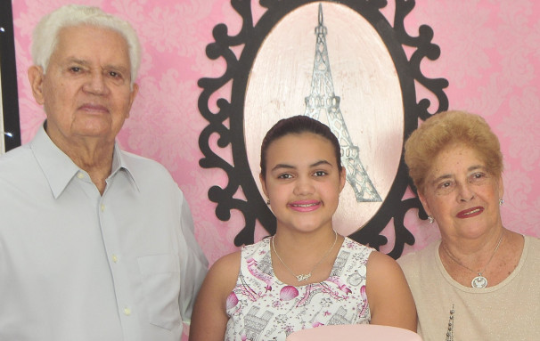 Illdeu Vieira da Silva aniversariante do dia 09 com sua neta Luiza Vieira da Silva e sua esposa 