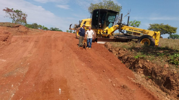 Estradas rurais recebem serviços de manutenção
