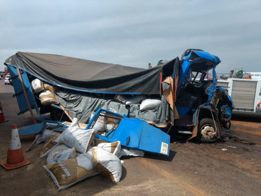 Poucos acidentes foram registrados no feriado prolongado, um deles envolveu um caminhão e uma carreta ** PRF 